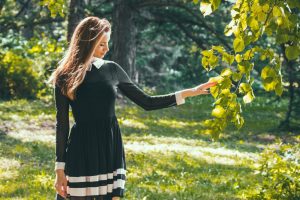 Vrouw in vintage jurk - dameskleding