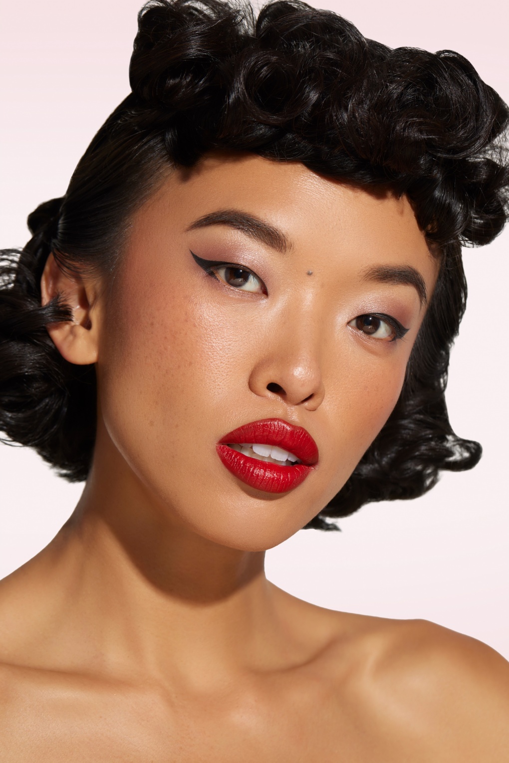 240956-Besame-36712-Classic-Colour-Lipstick-Besame-Red-20230103-021L-full