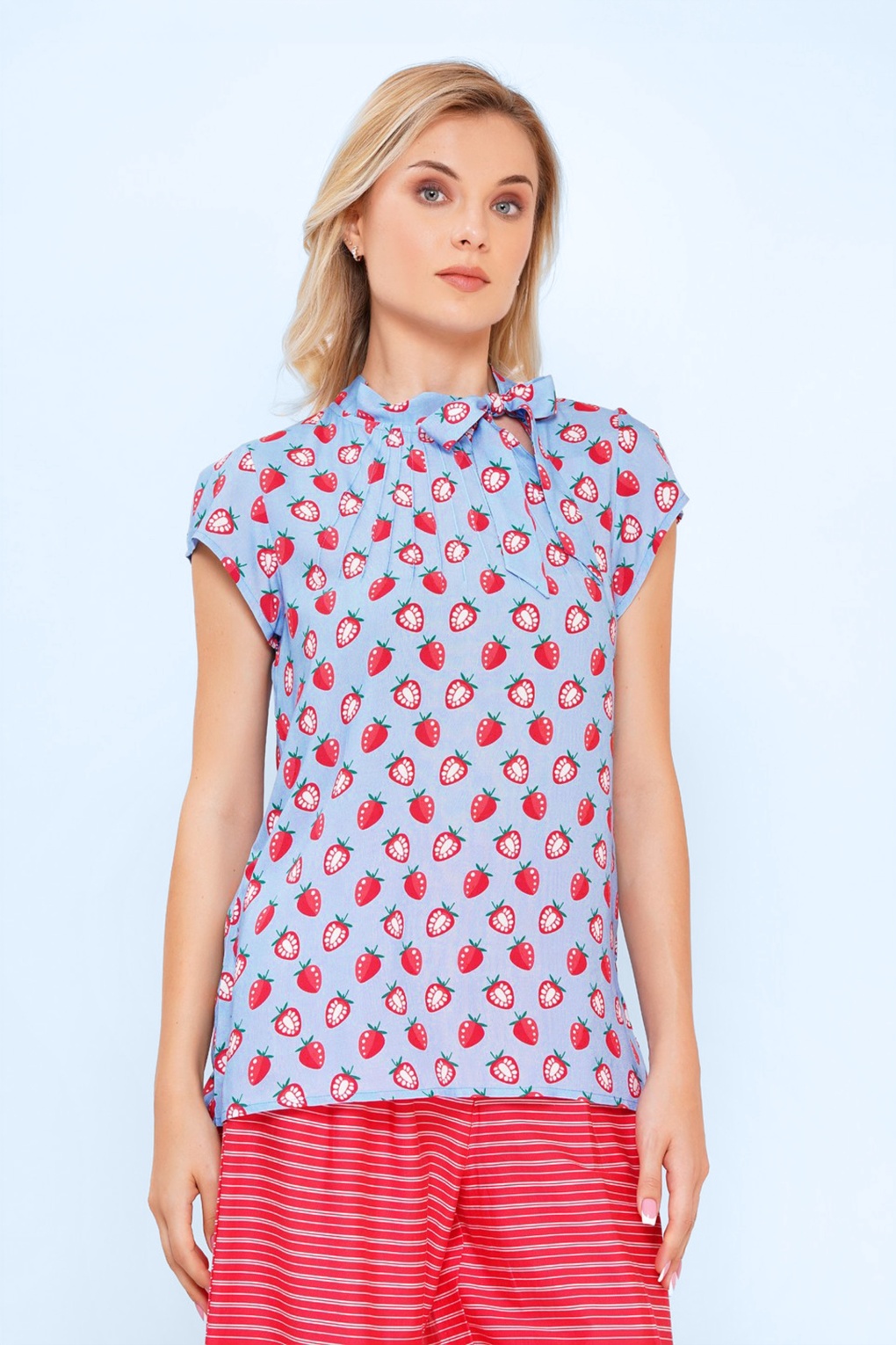Anna Strawberry blouse in lichtblauw