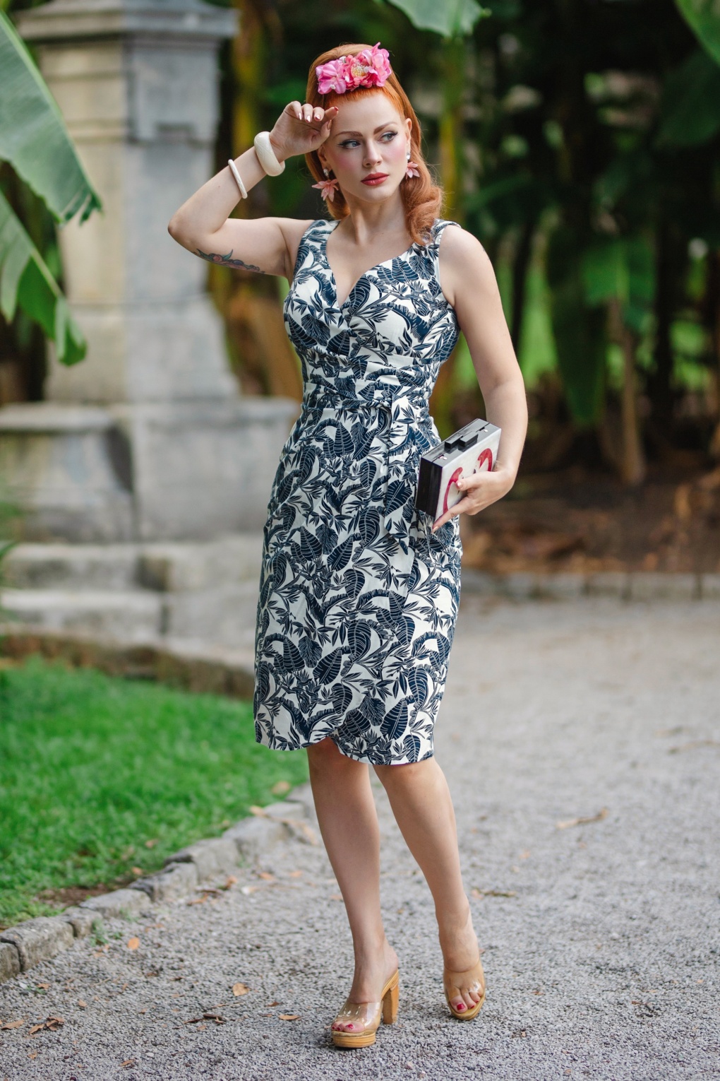 Topvintage exclusive ~ Natalia Tropical pencil jurk in wit en navy