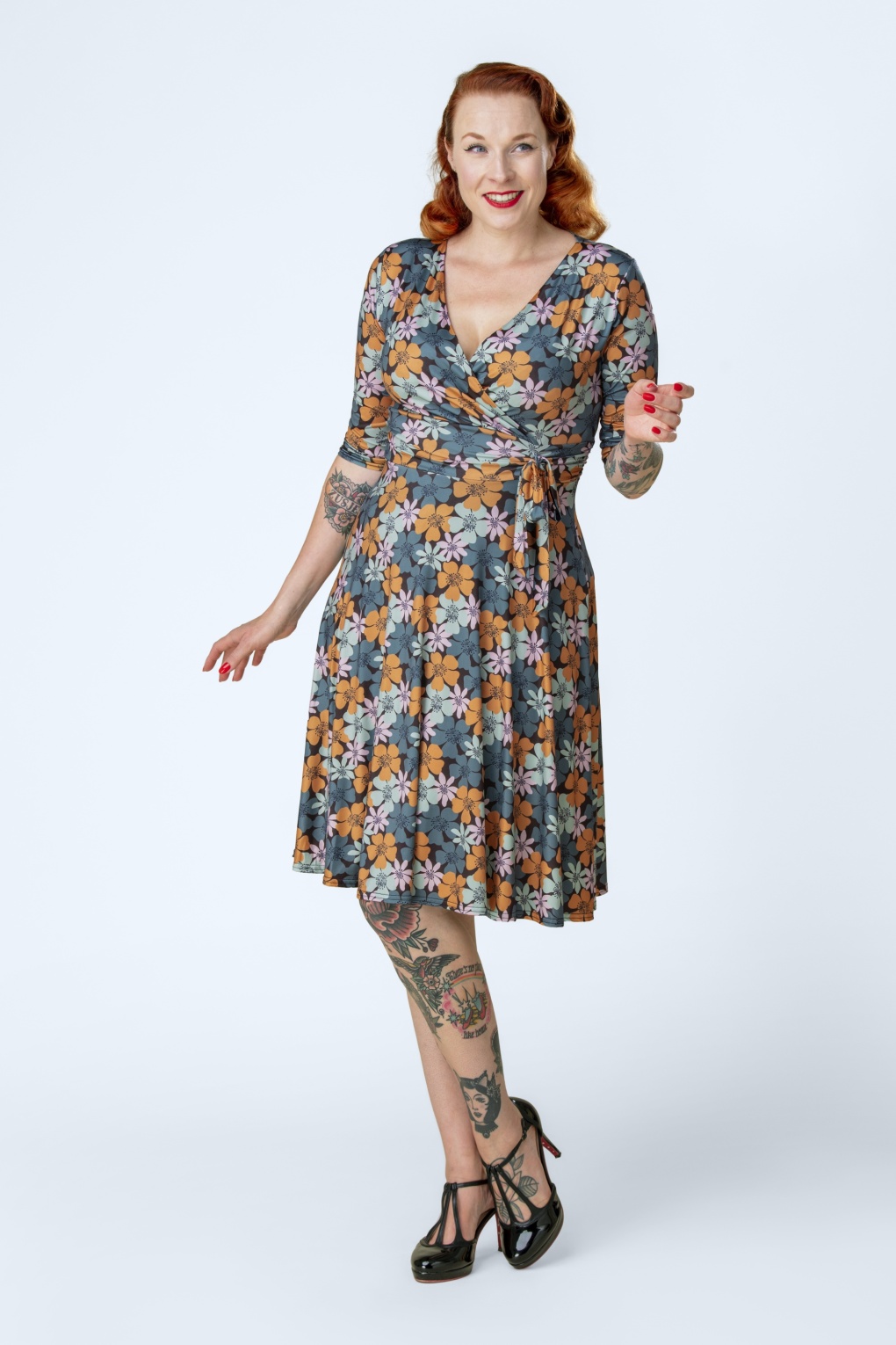 Topvintage exclusive ~ Aria Floral swing jurk in bruin