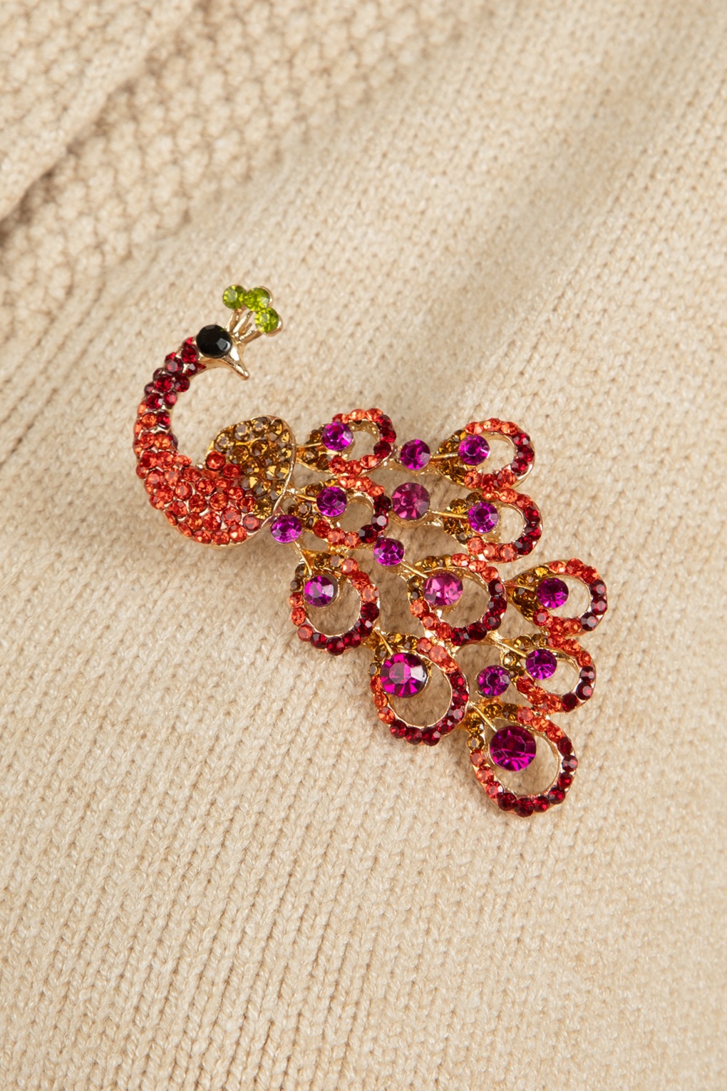 Sparkly peacock broche in rood en multi