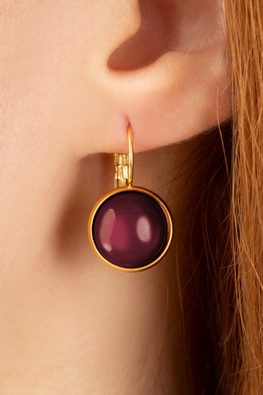 Goldplated Dot oorbellen in aubergine