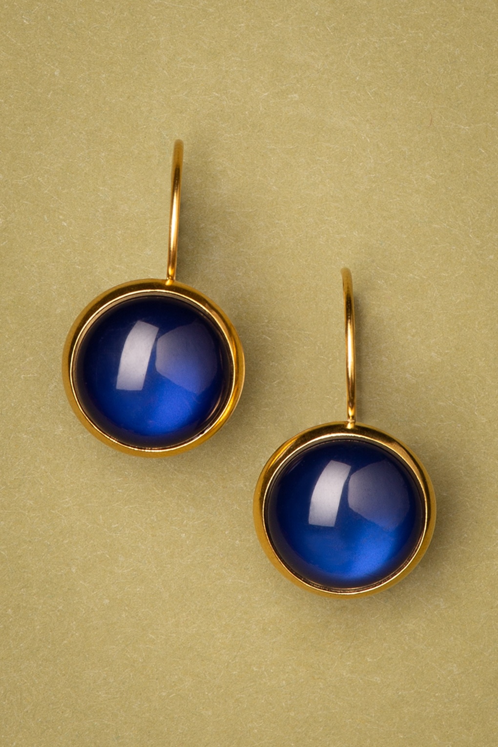Vergulde Dot Oorbellen in Maxima Blauw
