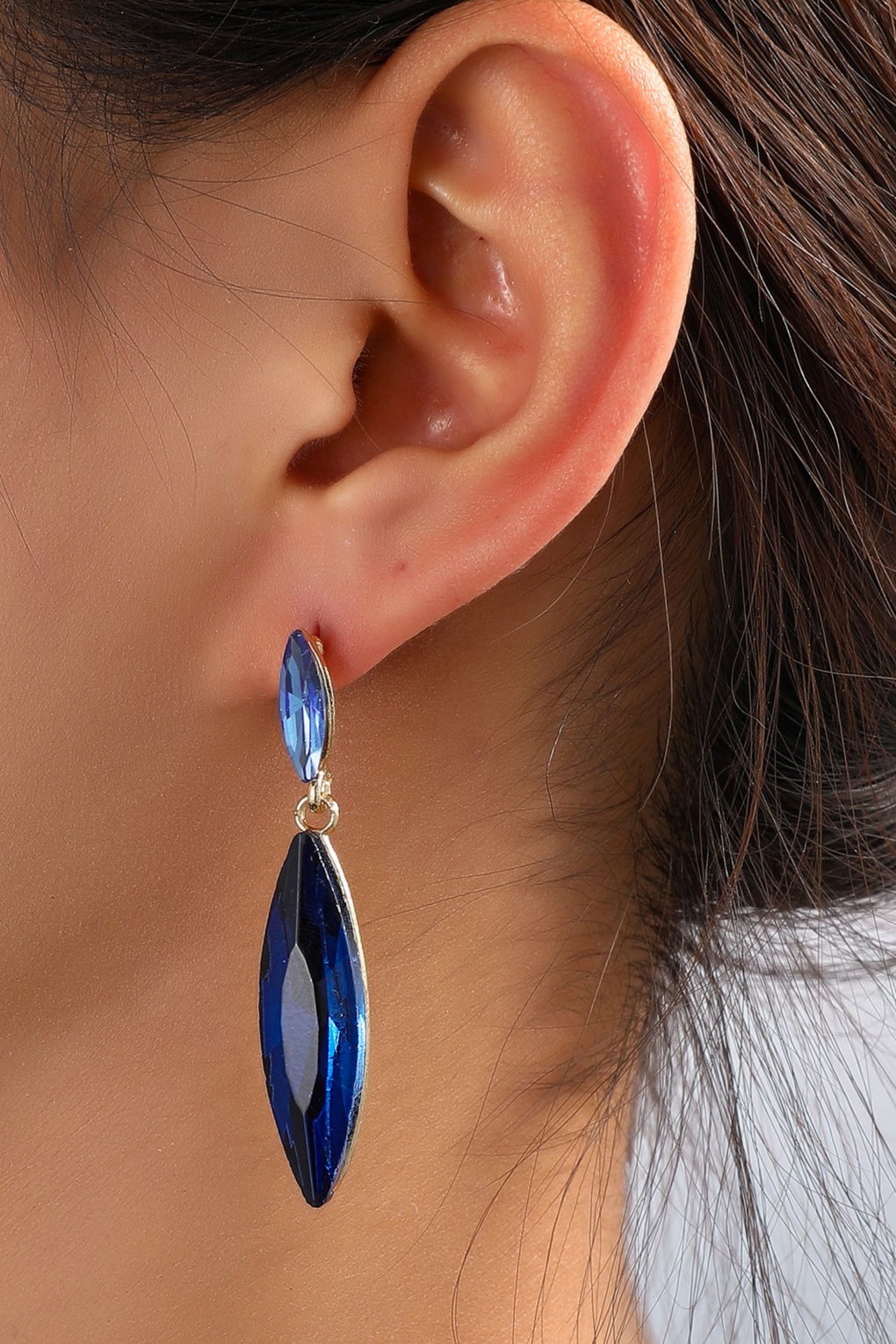 Dangle Stone oorbellen in goud en blauw