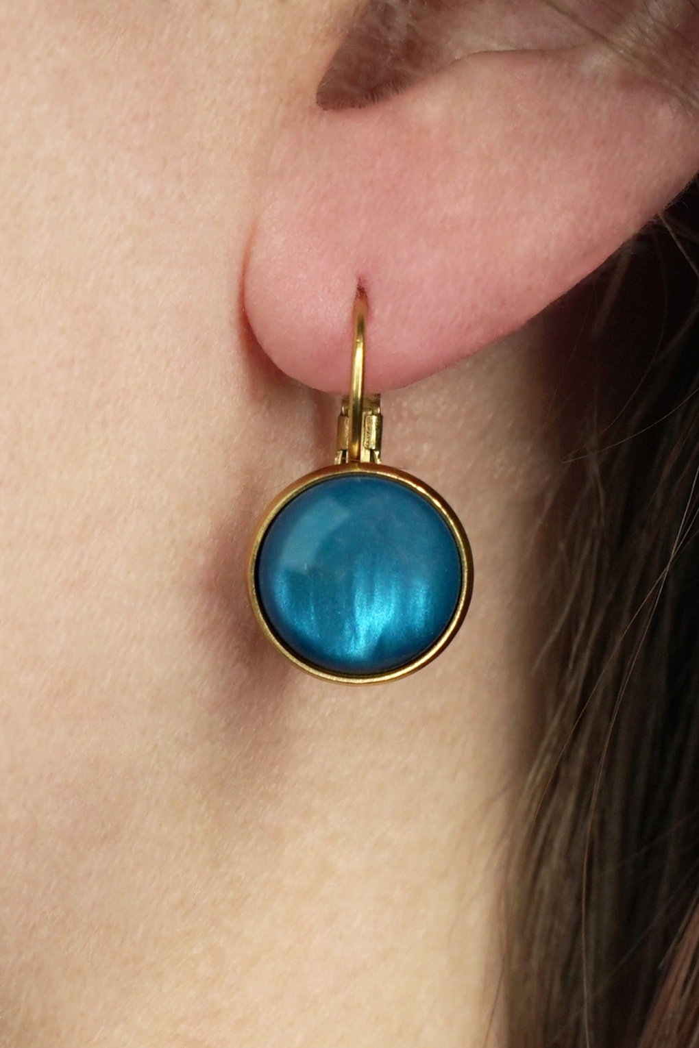 Vergulde dot oorbellen in levendig blauw